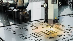 Quels sont les facteurs importants à prendre en compte lors de la découpe laser de tôles ?