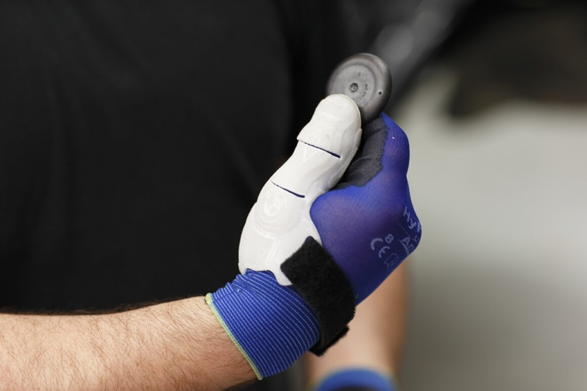 BMW's Gloves With Protected Thumb