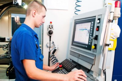 CNC Machining vs Manual Machining Process featured image