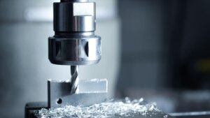 Existe-t-il des limitations à l'usinage CNC du verre ?