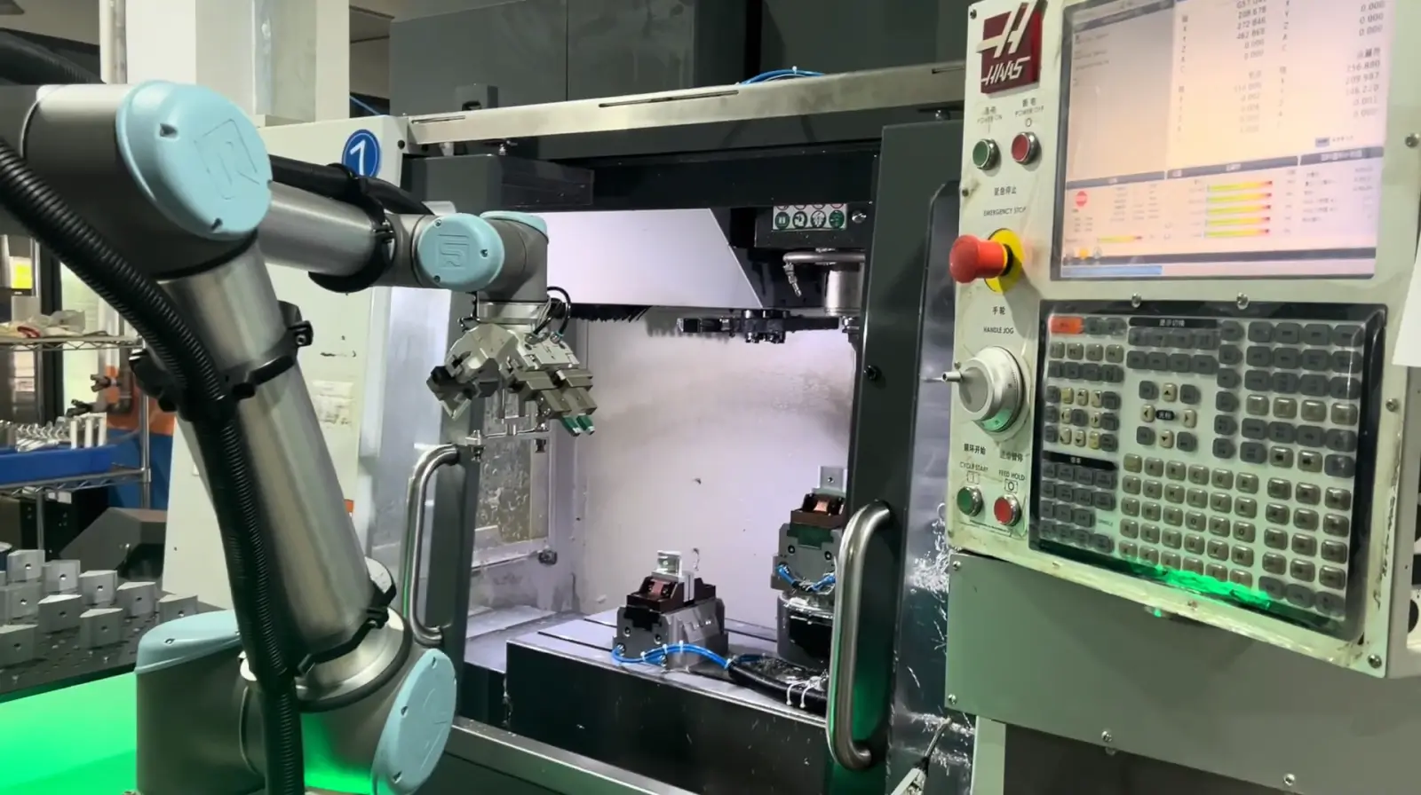 Mecanizado CNC con automatización robótica en un entorno de fabricación HMLV